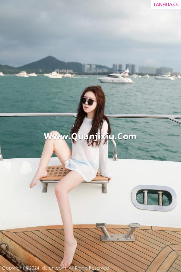   [XiuRen]高清写真图 2024.01.02 No.7898 小薯条nienie 游艇美腿第2张图片